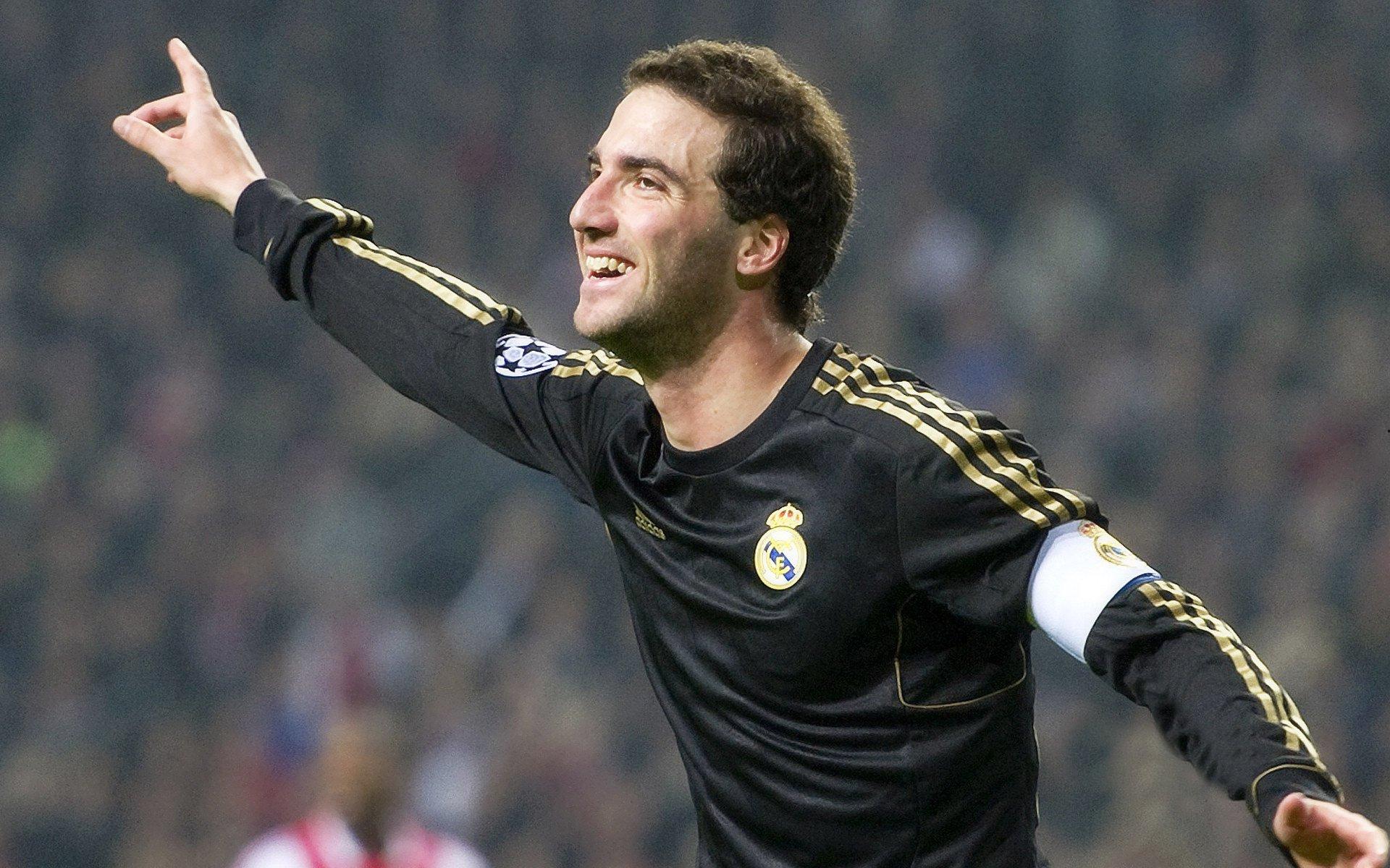 内维尔转发卡拉格动态，共同悼念若塔，足球界团结哀悼传奇球星